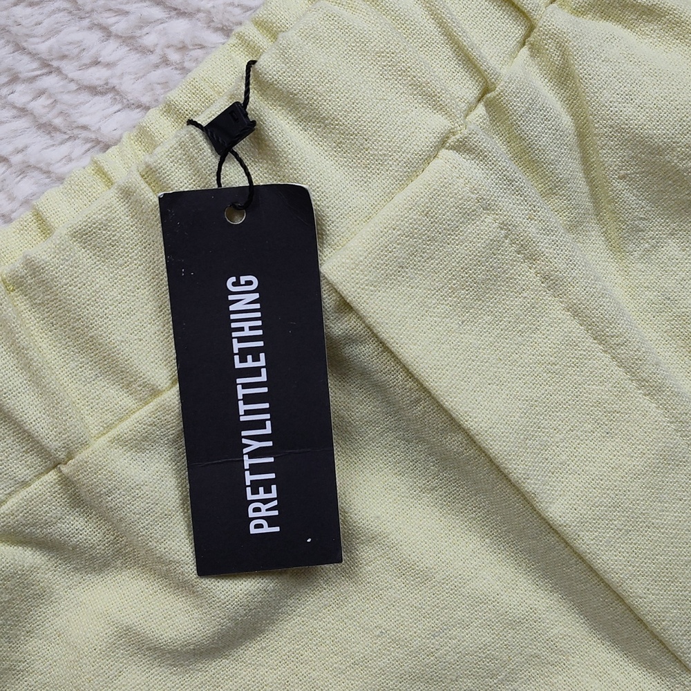 Pretty Little Thing Women's Short Size 0 Yellow New With Tags - Picture 3 of 7